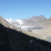 Gletscherpanorama mit Moränen-Trail im Vordergrund